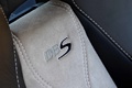 Aston Martin DBS anthracite logo siège debout