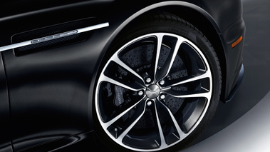 Aston Martin DBS Carbon Black - détail, aile et jante