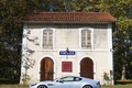 Aston Martin DBS gris profil debout