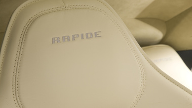 Aston Martin Rapide bleu logo Rapide siège
