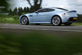 Aston Martin V12 Vantage bleu 3/4 arrière gauche travelling 2