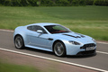 Aston Martin V12 Vantage bleu 3/4 avant droit travelling