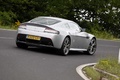 Aston Martin V12 Vantage gris 3/4 arrière droit penché