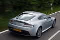 Aston Martin V12 Vantage gris 3/4 arrière droit travelling penché