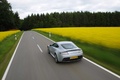 Aston Martin V12 Vantage gris 3/4 arrière gauche travelling penché 2