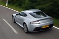 Aston Martin V12 Vantage gris 3/4 arrière gauche travelling penché