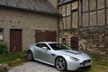 Aston Martin V12 Vantage gris 3/4 avant droit debout