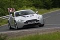 Aston Martin V12 Vantage gris 3/4 avant droit penché