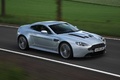 Aston Martin V12 Vantage gris 3/4 avant droit travelling 2