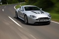 Aston Martin V12 Vantage gris 3/4 avant droit travelling 3