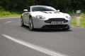 Aston Martin V12 Vantage gris 3/4 avant droit travelling 4