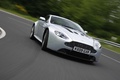 Aston Martin V12 Vantage gris 3/4 avant droit travelling penché