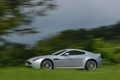 Aston Martin V12 Vantage gris 3/4 avant gauche filé