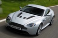 Aston Martin V12 Vantage gris 3/4 avant gauche travelling penché 2
