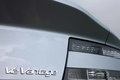 Aston Martin V12 Vantage gris logo coffre