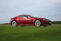 Aston Martin V12 Vantage rouge 3/4 avant droit travelling 3