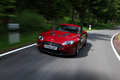 Aston Martin V12 Vantage rouge 3/4 avant gauche travelling penché