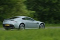 Aston Martin V12 Vantage vert 3/4 arrière droit filé