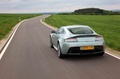 Aston Martin V12 Vantage vert 3/4 arrière gauche travelling