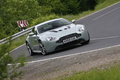 Aston Martin V12 Vantage vert 3/4 avant droit filé penché