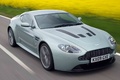 Aston Martin V12 Vantage vert 3/4 avant droit travelling 2