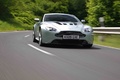 Aston Martin V12 Vantage vert 3/4 avant droit travelling