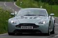 Aston Martin V12 Vantage vert 3/4 avant gauche