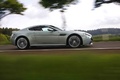 Aston Martin V12 Vantage vert profil travelling penché 2