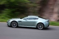 Aston Martin V12 Vantage vert profil travelling penché