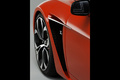 Aston Martin V12 Vantage Zagato orange aile avant debout