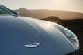 Aston Martin V8 Vantage anthracite logo capot debout