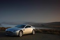Aston Martin V8 Vantage gris 3/4 avant gauche