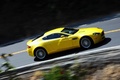 Aston Martin V8 Vantage jaune 3/4 avant droit filé penché