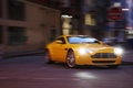 Aston Martin V8 Vantage jaune 3/4 avant droit filé