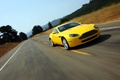 Aston Martin V8 Vantage jaune 3/4 avant droit travelling penché