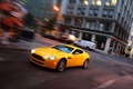 Aston Martin V8 Vantage jaune 3/4 avant gauche filé penché