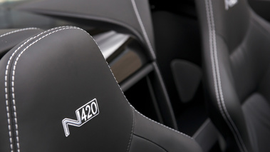 Aston Martin V8 Vantage N420 Roadster noir logo N420 siège