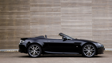 Aston Martin V8 Vantage N420 Roadster noir profil