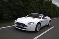 Aston Martin V8 Vantage Roadster blanc 3/4 avant gauche travelling penché