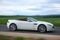 Aston Martin V8 Vantage Roadster blanc profil travelling