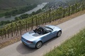 Aston Martin V8 Vantage Roadster bleu 3/4 arrière droit vue de haut