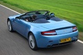 Aston Martin V8 Vantage Roadster bleu 3/4 arrière gauche travelling vue de haut