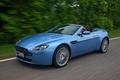 Aston Martin V8 Vantage Roadster bleu 3/4 avant gauche travelling
