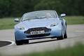 Aston Martin V8 Vantage Roadster bleu face avant penché