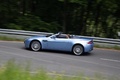 Aston Martin V8 Vantage Roadster bleu filé penché