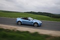 Aston Martin V8 Vantage Roadster bleu profil travelling penché