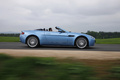 Aston Martin V8 Vantage Roadster bleu profil travelling