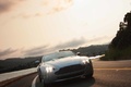 Aston Martin V8 Vantage Roadster gris face avant penché debout