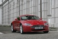 Aston Martin V8 Vantage rouge 3/4 avant droit penché