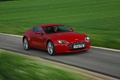 Aston Martin V8 Vantage rouge 3/4 avant droit travelling penché
